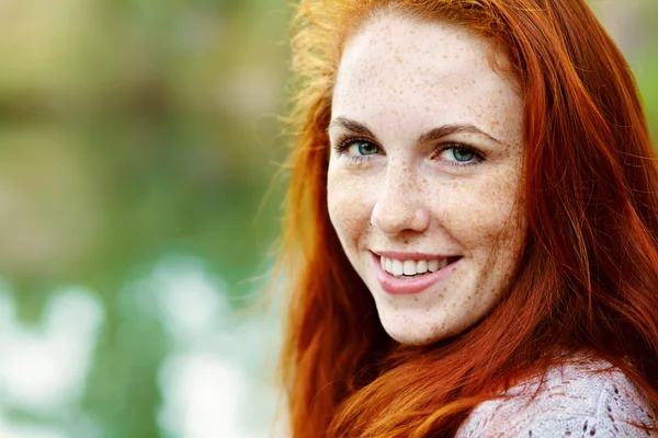Красиві redhead жінка — стокове фото