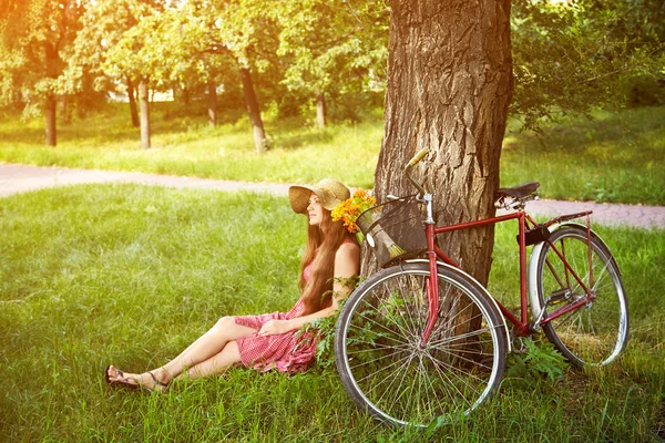 Jonge vrouw en fiets — Stockfoto