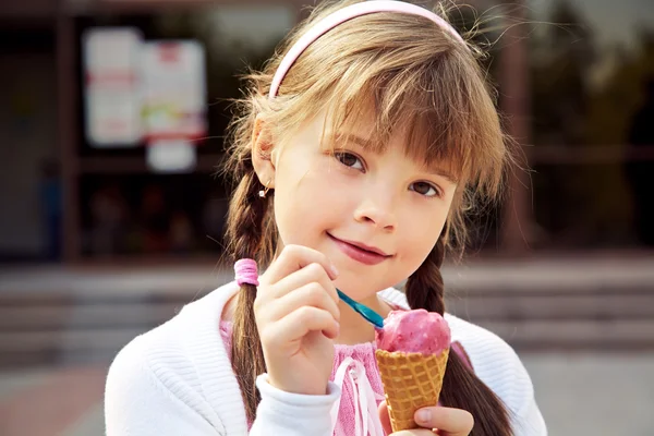 Malá holčička se zmrzlinou — Stock fotografie