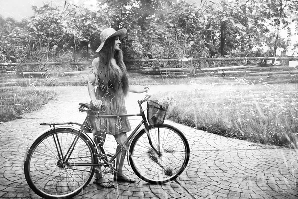 Jovem mulher e bicicleta — Fotografia de Stock