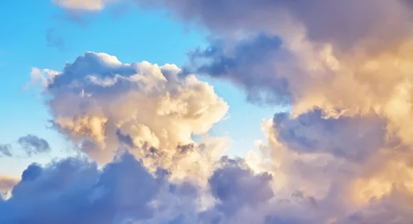 Красивые облака на закате — стоковое фото