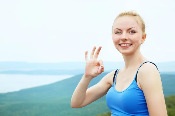 Retrato al aire libre de una mujer hermosa — Foto de Stock