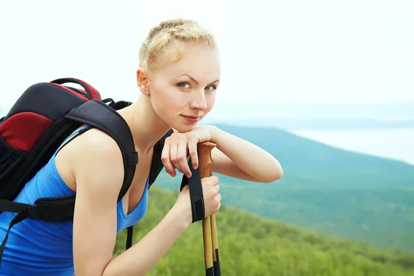 Femme avec sac à dos randonnée dans les montagnes — Photo