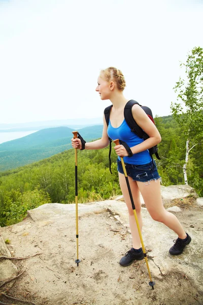 Nő hátizsák túrázás a hegyekben — Stock Fotó