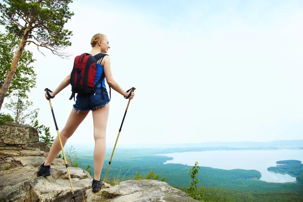 Nő hátizsák túrázás a hegyekben — Stock Fotó