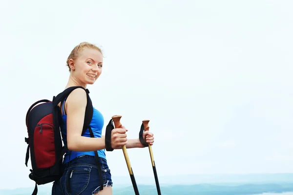 Woman with backpack hiking in the mountains — Stock Photo, Image