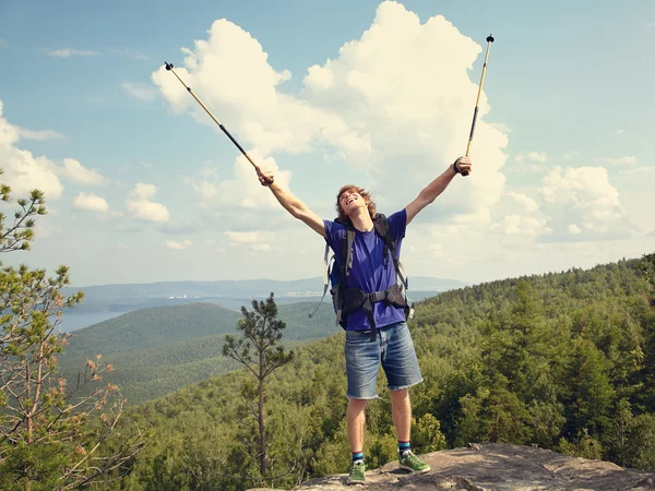 Man with backpack hiking in the mountains — Stock Photo, Image