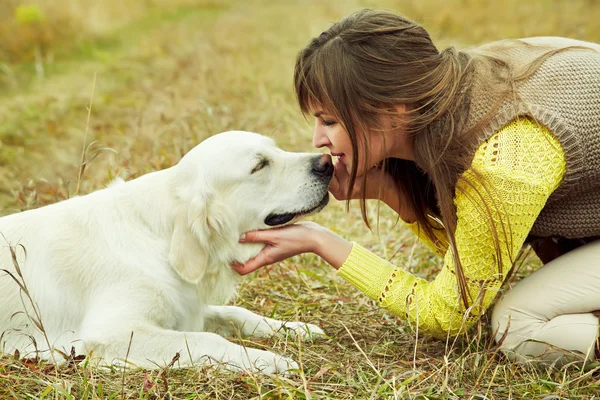 ラブラドル ・ レトリーバー犬の所有者と — ストック写真