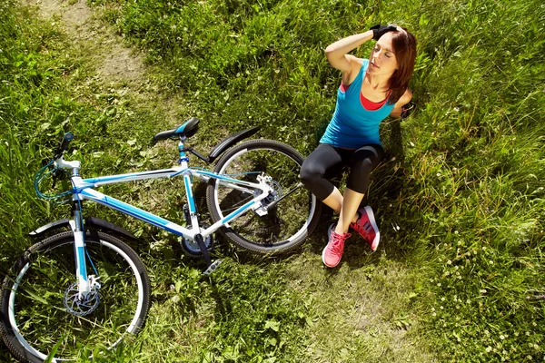 Junge Frau und Fahrrad — Stockfoto