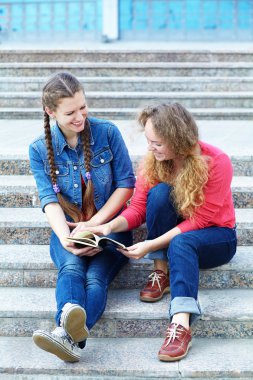 iki kız bir kitap okuma