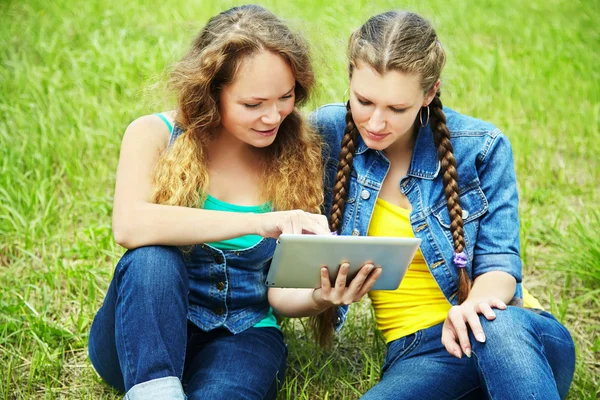 Tablet bilgisayar ile iki kız arkadaşım — Stok fotoğraf