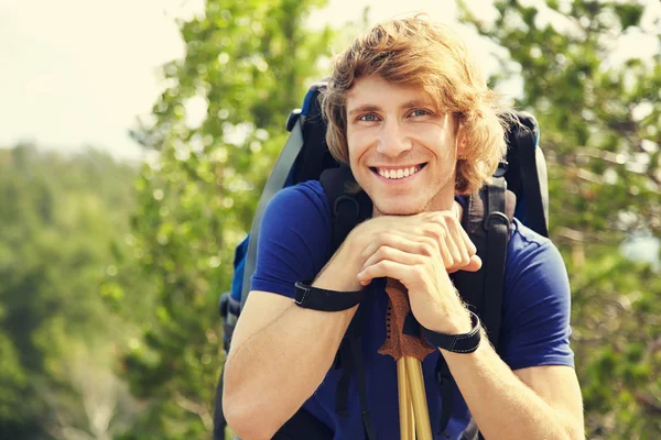 Man with backpack hiking in the mountains — Stock Photo, Image
