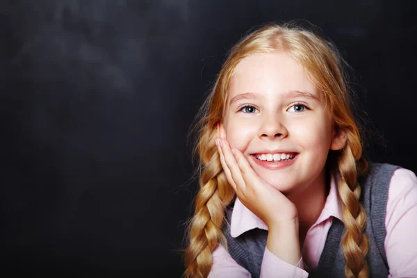 Skolbarn på blackboard bakgrund — Stockfoto