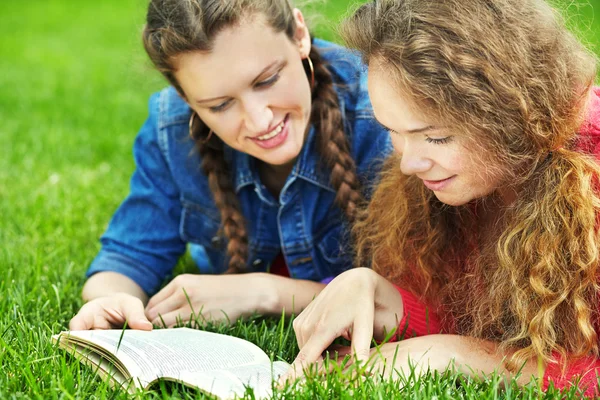 Дві подружки читають книгу — стокове фото