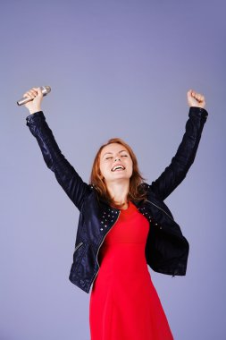 kadın şarkı söylüyor