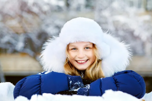 Девушка зимой. Подросток на улице — стоковое фото