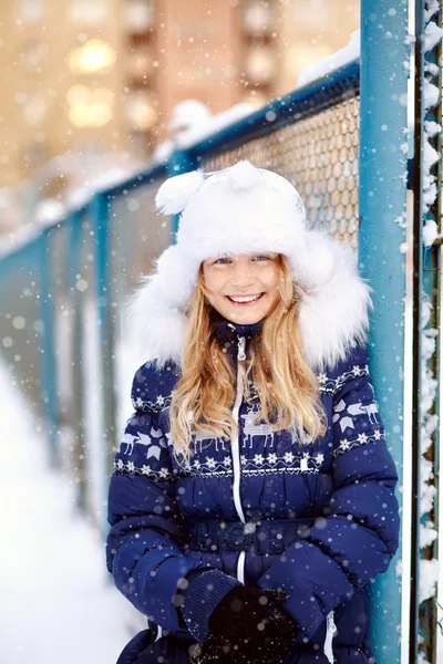 Fille en hiver. adolescent en plein air — Photo