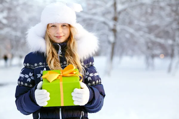 Teenager-Mädchen mit einem Geschenk in der Hand — Stockfoto
