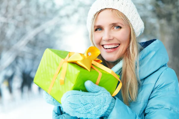 Mujer con un regalo en sus manos — Foto de Stock