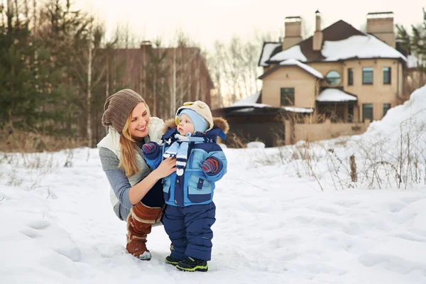 Ευτυχισμένη μητέρα και μωρό στο χειμερινό πάρκο — Φωτογραφία Αρχείου