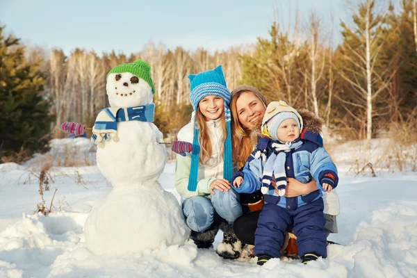 雪だるまと家族 — ストック写真