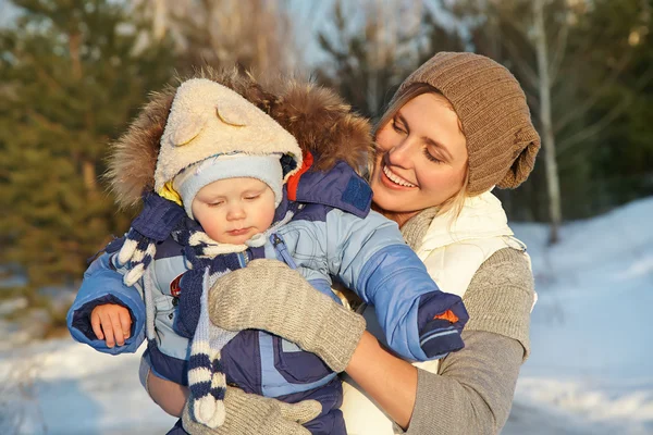 Felice madre e bambino nel parco invernale — Foto Stock