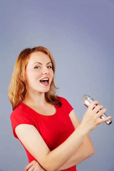 Woman is singing — Stock Photo, Image