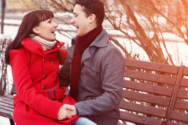 Jeune couple amoureux en plein air — Photo