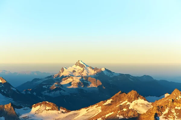 Альпийский горный пейзаж — стоковое фото