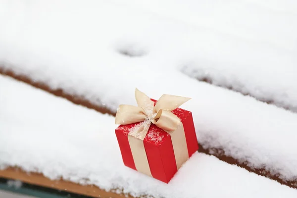 Dárková krabička na sněhu venku — Stock fotografie