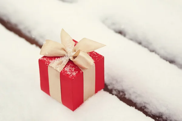 Confezione regalo nella neve all'aperto — Foto Stock