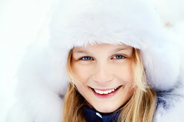 Mädchen im Winter. Teenager im Freien lizenzfreie Stockfotos