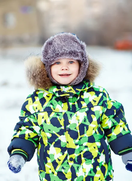 Kış aylarında küçük çocuk. Çocuk açık havada — Stok fotoğraf
