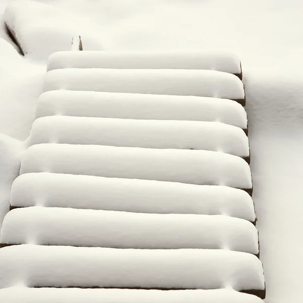 Escadas cobertas de neve — Fotografia de Stock