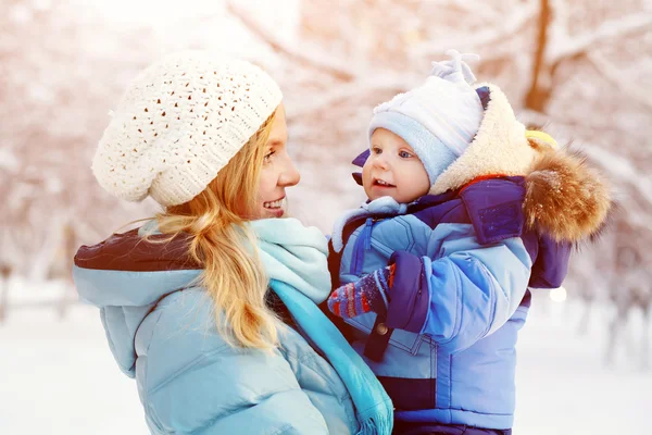Šťastná matka a dítě v zimním parku — Stock fotografie
