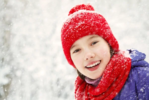 Chica en el invierno. adolescente al aire libre — Foto de Stock