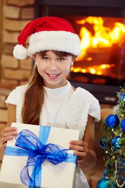 Niedliches kleines Mädchen mit Weihnachtsmütze — Stockfoto