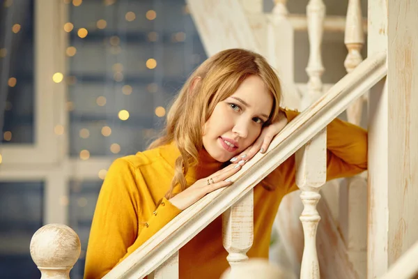 Porträt einer Winterfrau Heiligabend. attraktive blonde Mädchen mit Bokeh Lichter auf dem Hintergrund — Stockfoto