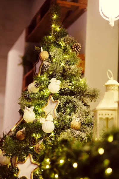 装饰过的圣诞树。特写冬季背景。复古调音. — 图库照片