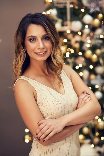 Retrato de una mujer de invierno en la víspera de Navidad sobre el fondo de un árbol de Navidad. — Foto de Stock