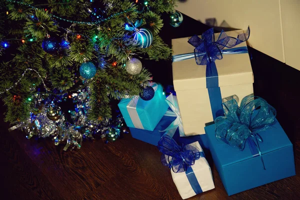 Dárkové krabice pod zdobeným vánočním stromem. xmas a nový rok pozadí. — Stock fotografie