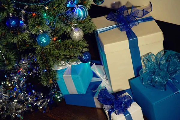 Caixas de presente sob árvore de natal decorada. xmas e fundo do ano novo. — Fotografia de Stock