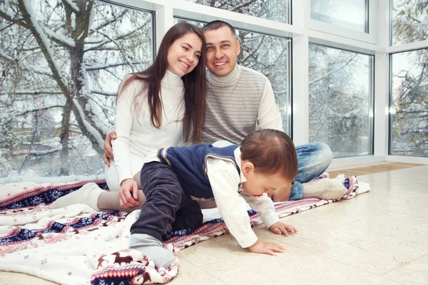 Familienporträt zu Hause. glücklicher Vater, Mutter und Sohn — Stockfoto