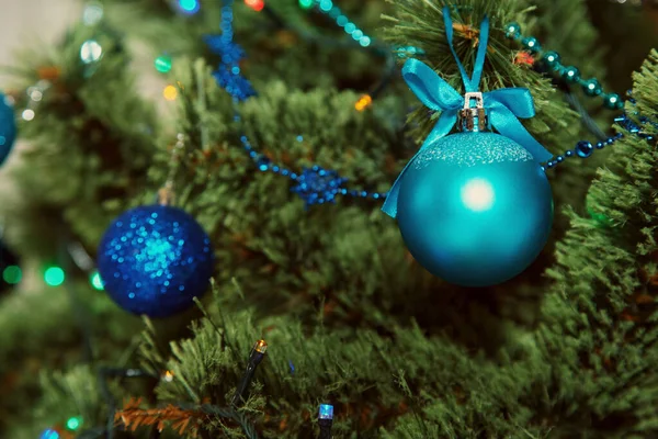 Albero di Natale decorato. primo piano sfondo invernale. palline blu appese ai rami — Foto Stock