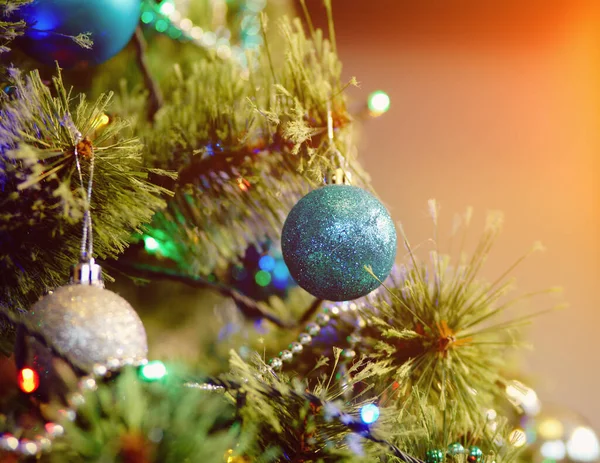 Dekorerad julgran. närbild vinter bakgrund. blå bollar hängande på grenarna — Stockfoto