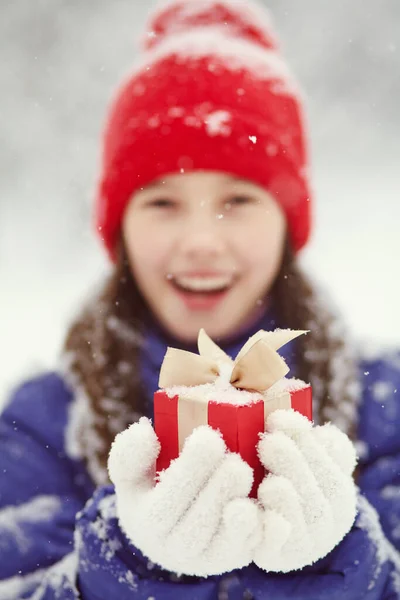 Ładna nastolatka z prezentem w rękach. młodzieńcza zima na świeżym powietrzu. — Zdjęcie stockowe