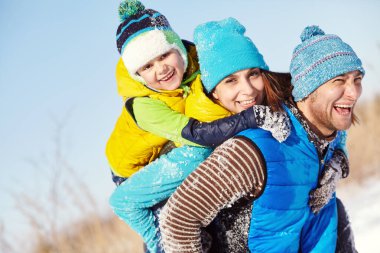 Kışın mutlu bir ailenin portresi.