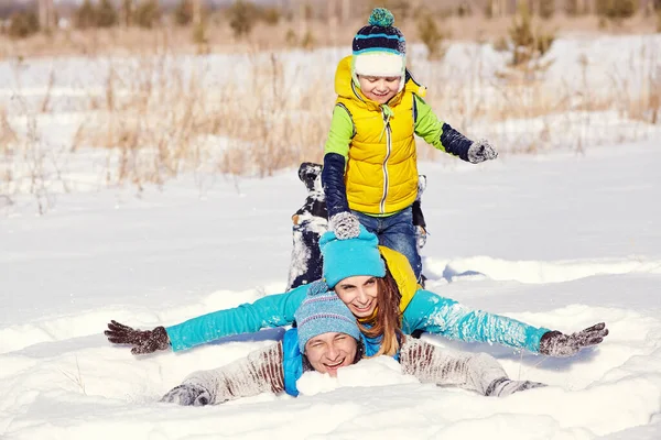 Glücklich spielende Familie im Winter. Menschen im Freien — Stockfoto
