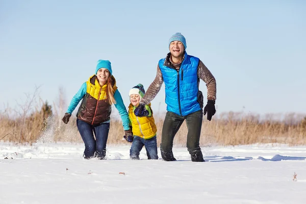 Felice di giocare in famiglia in inverno. persone all'aperto — Foto Stock