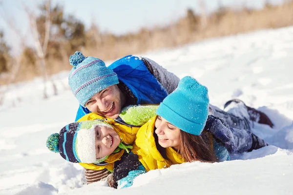 Feliz jogando família no inverno. pessoas ao ar livre — Fotografia de Stock